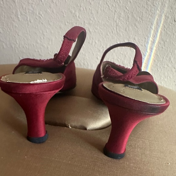 10M Nina cranberry sling back satin shoes w/ matching embroidery and beading 3’ - Picture 5 of 6